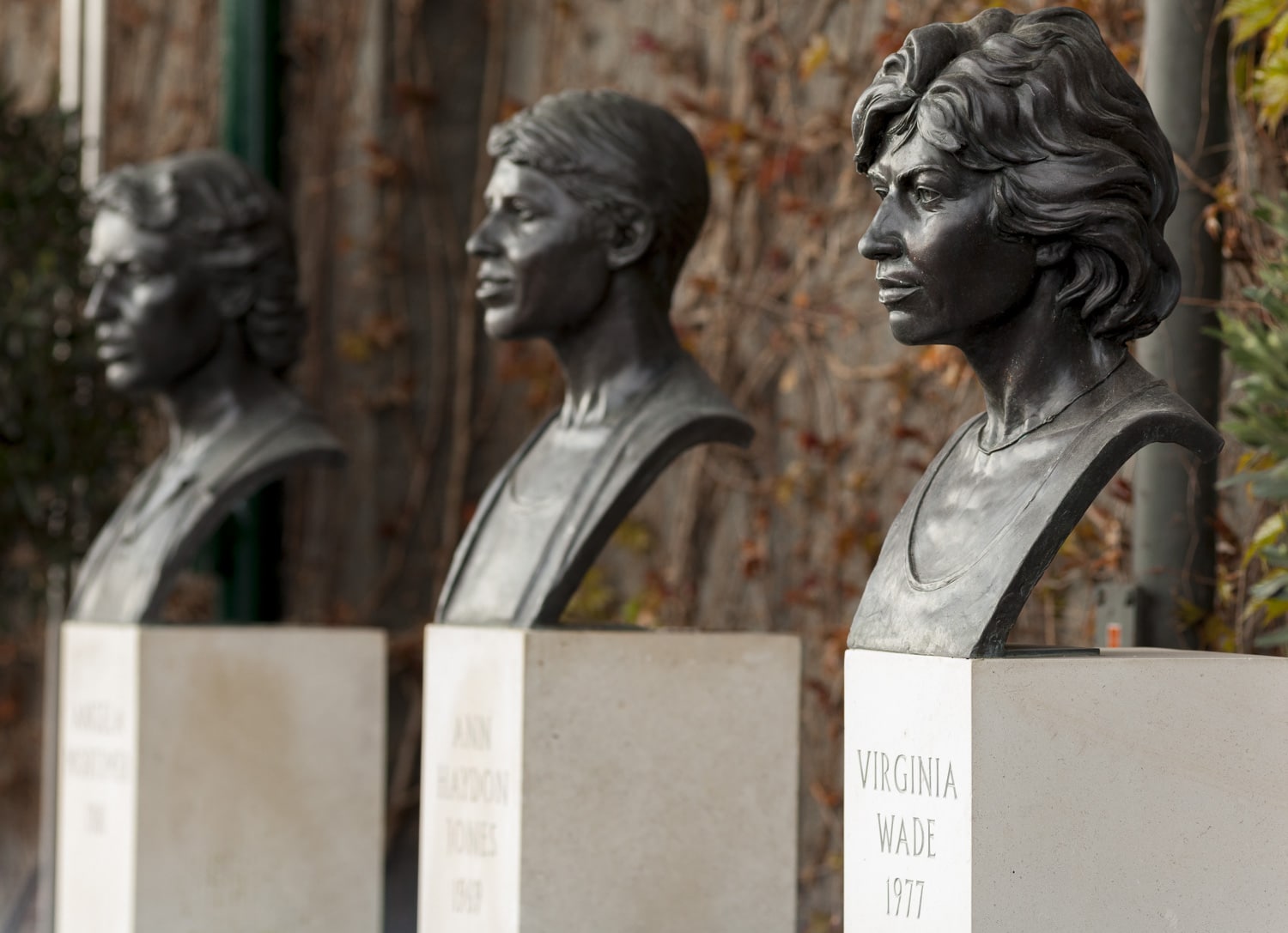 statue of virginia wade at wimbledon tennis courts